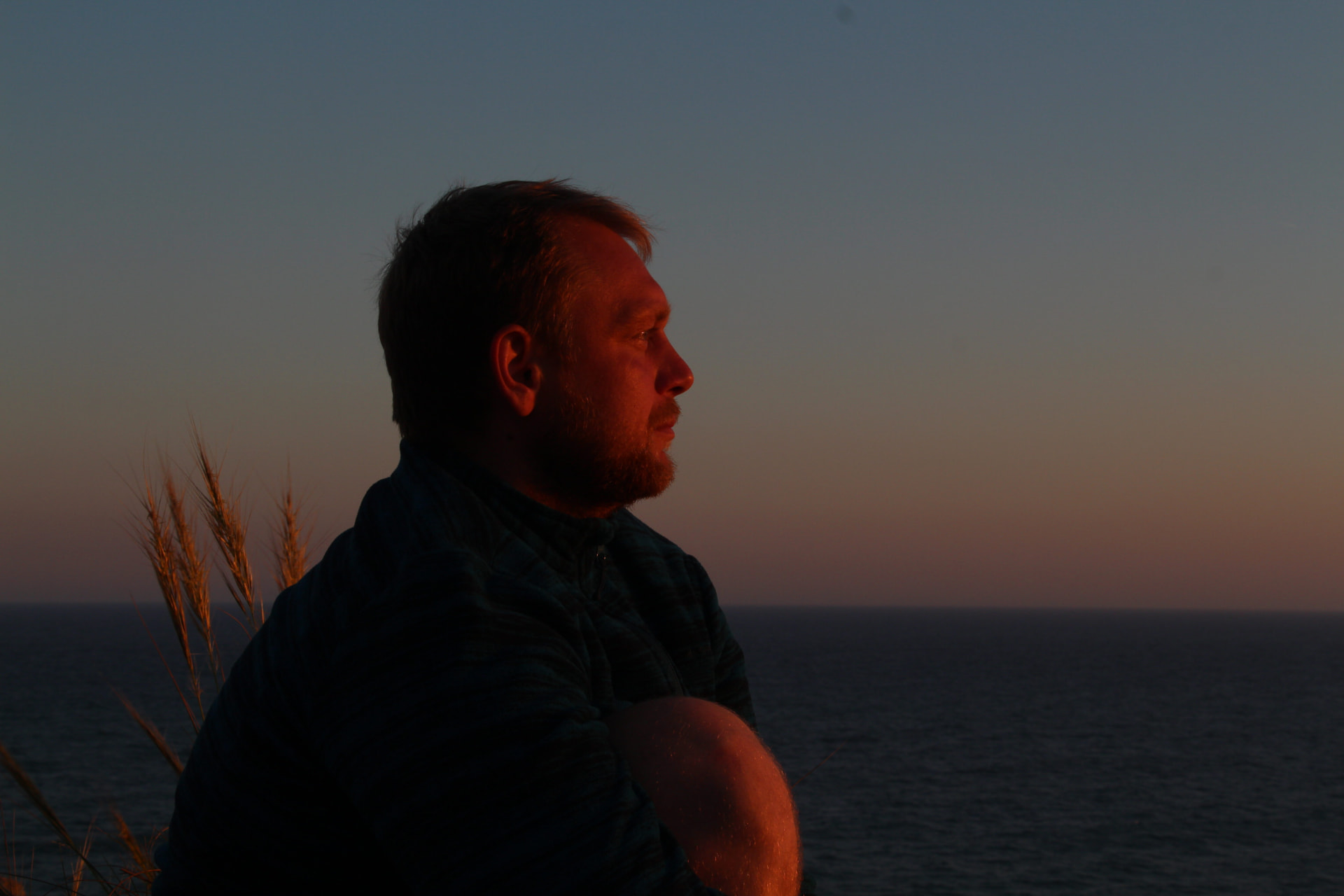 Eduard Hein blickt in den Sonnenuntergang